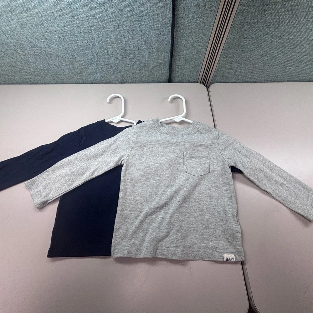 Set of Two GAP Kids Long Sleeve Playtime Favorites Shirts in Gray and Navy, GUC